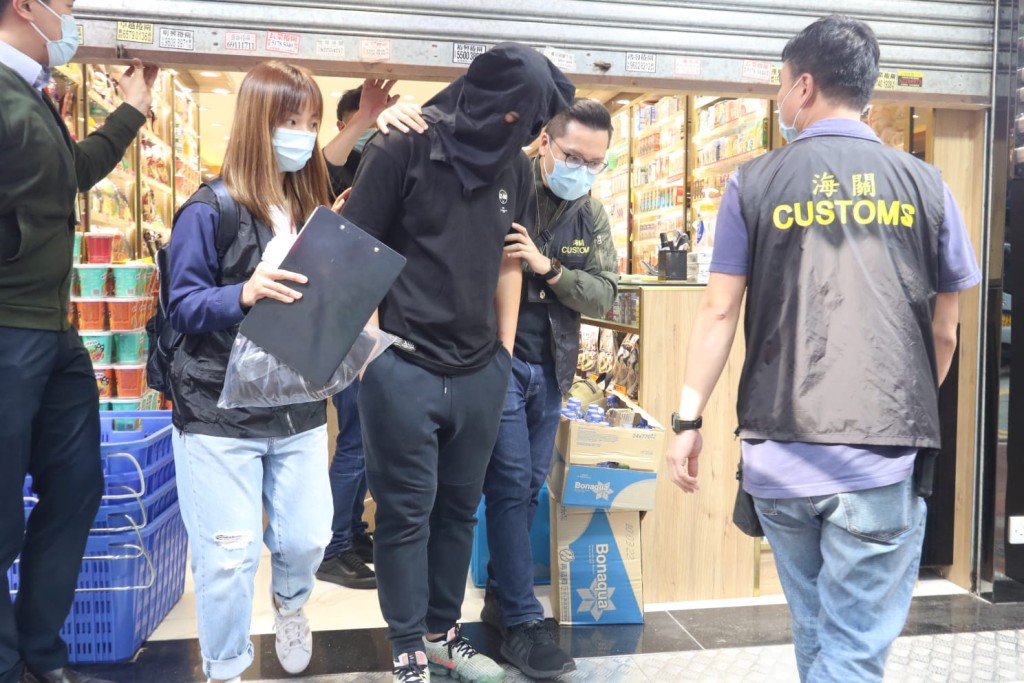 兩名男職員被帶走調查。