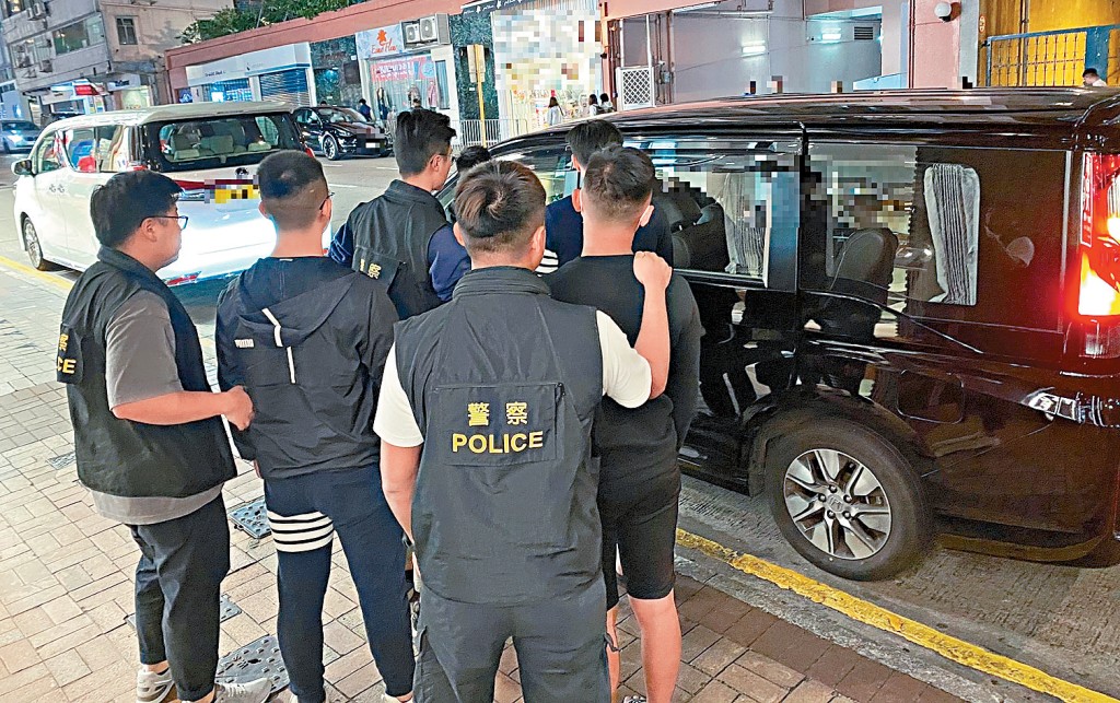 警方在尖沙咀閃電拘捕3名本地男子,年齡介乎18至21歲。