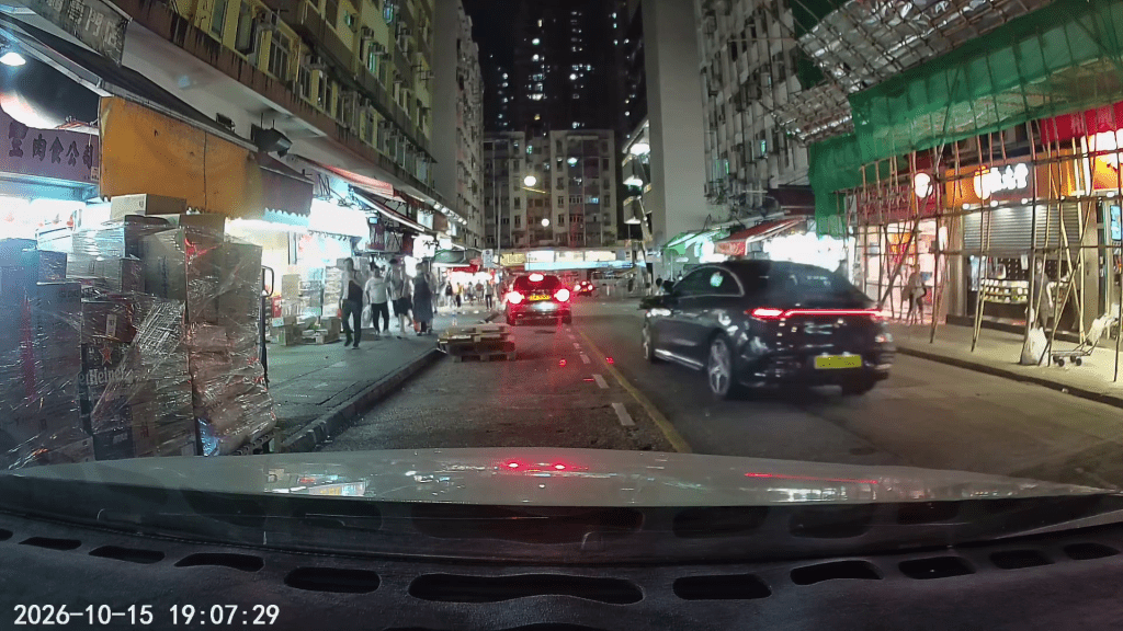 平治無故撞向路邊一部私家車,之後逃去。FB:車Cam L(香港群組) 平治無故撞向路邊一部私家車,之後逃去。FB:車Cam L(香港群組)