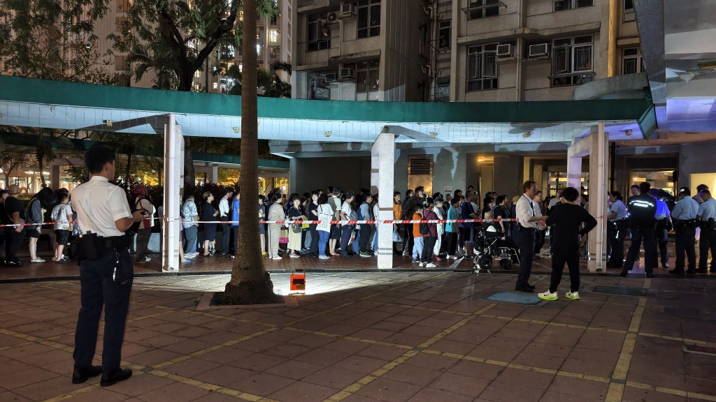 大約有200名居民疏散到大廈對開位置。黃文威攝