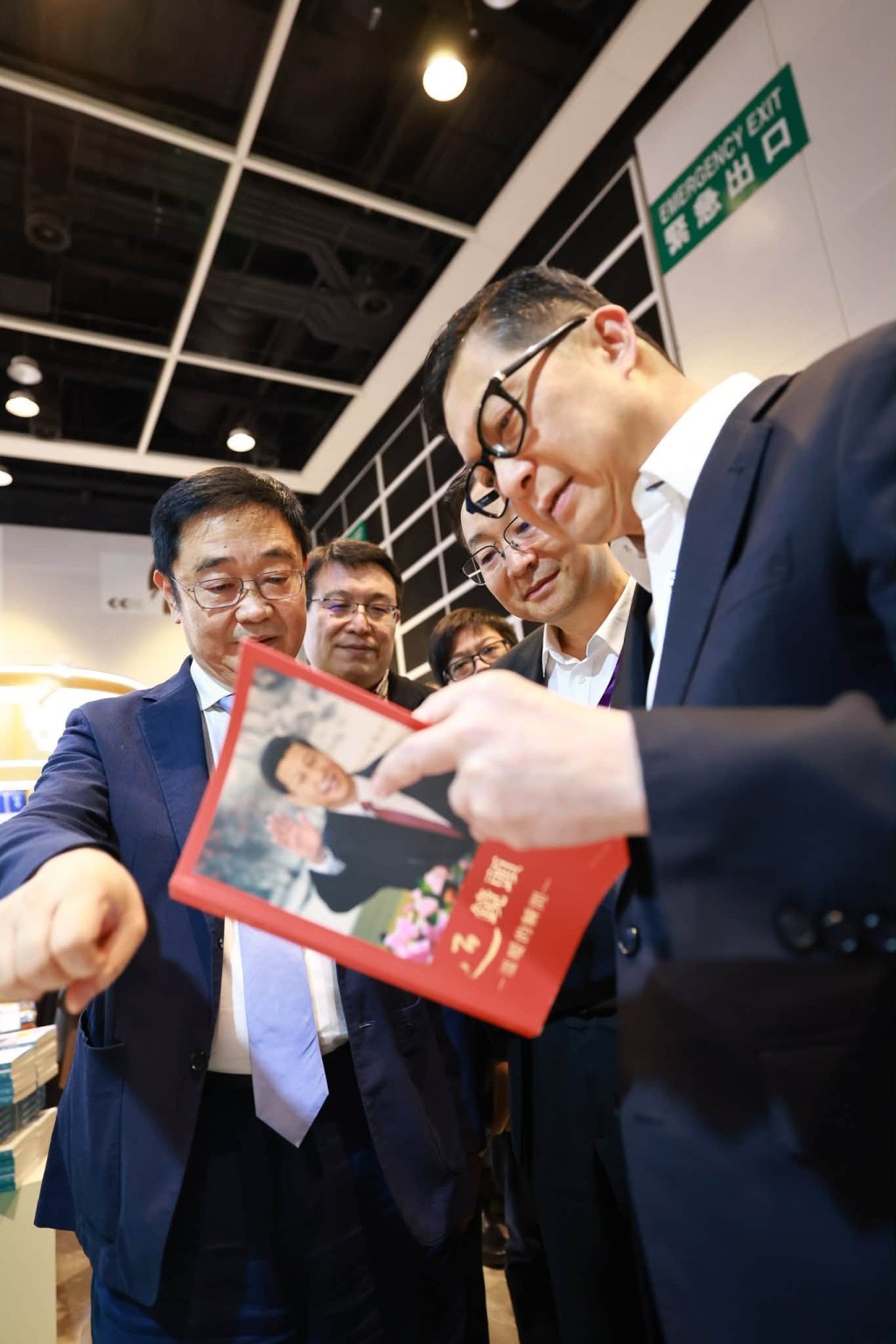 鄧炳強特意購買學堂同期嚴師傅的大作《尋橋王·駱耀:尋找詠春的奧秘》。 鄧炳強特意購買學堂同期嚴師傅的大作《尋橋王·駱耀:尋找詠春的奧秘》。