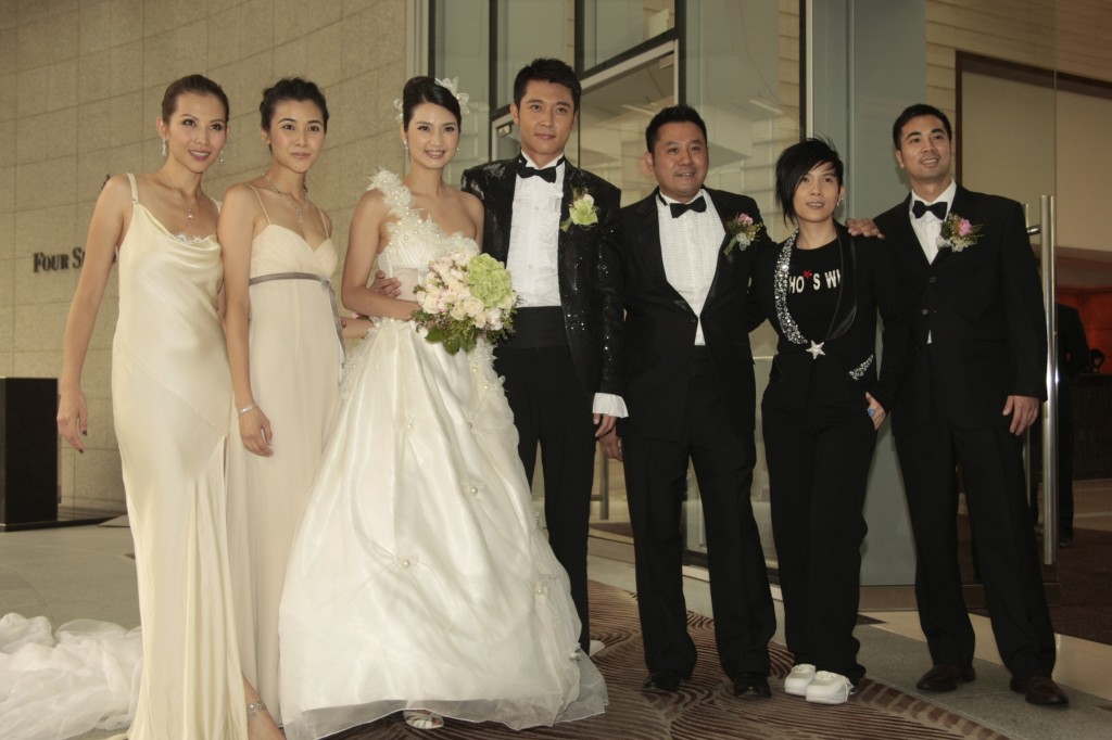 洪欣(左三)與張丹峰(中)於四季酒店舉行婚禮，蔡少芬(左一)、蒙嘉慧(左二)、麥包(右三)和潘美辰(右二)等都有出席。