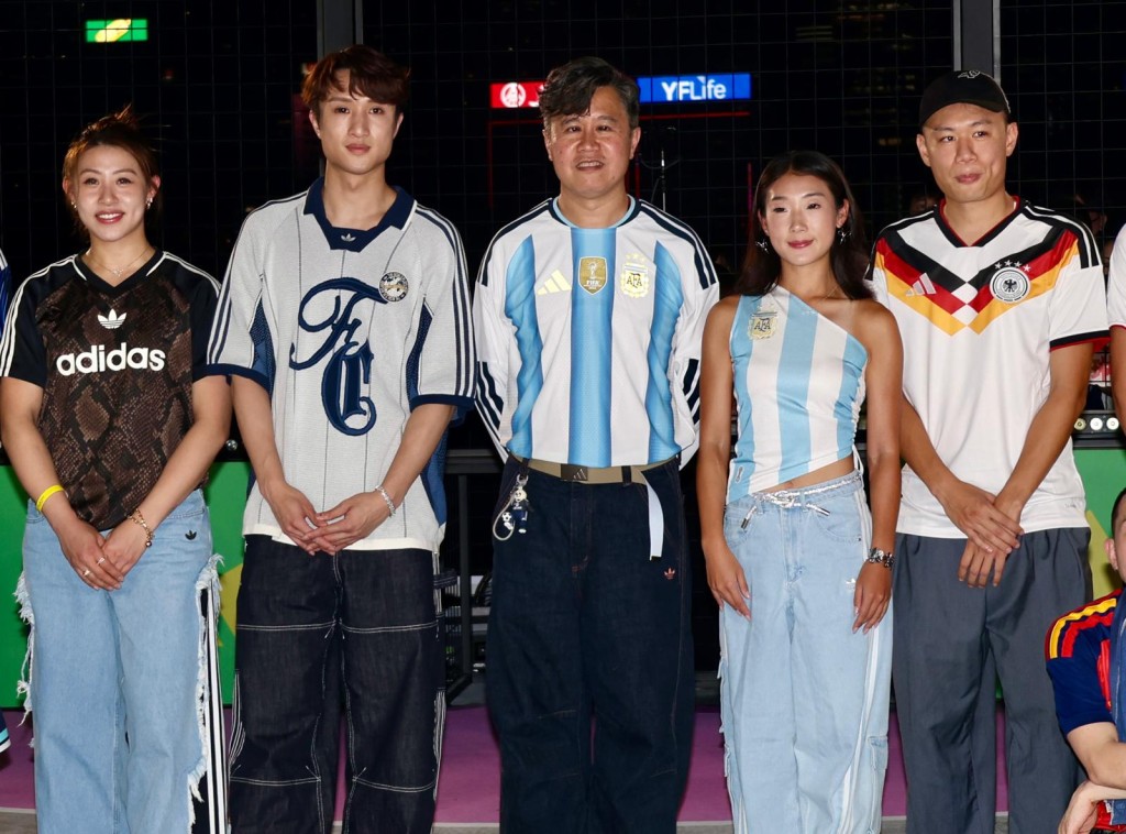 除了Ryan(左二)及Kaylin(左一)外,长跑天后罗映潮(右二)跟长跑男友黄启乐(右一)也出席了品牌活动。徐嘉华摄 除了Ryan(左二)及Kaylin(左一)外,长跑天后罗映潮(右二)跟长跑男友黄启乐(右一)也出席了品牌活动。徐嘉华摄