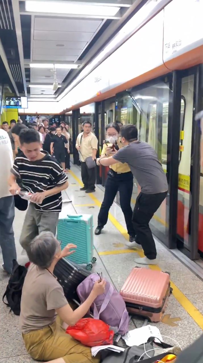 被喷中辣椒水乘客逃出车厢后，在月台用瓶装水洗眼。