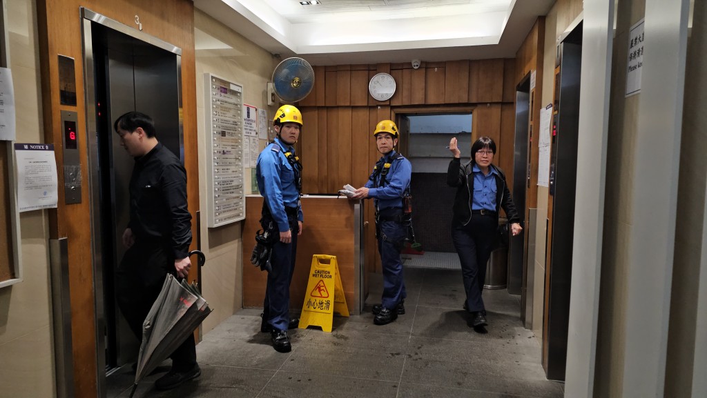 警员及消防登楼调查。