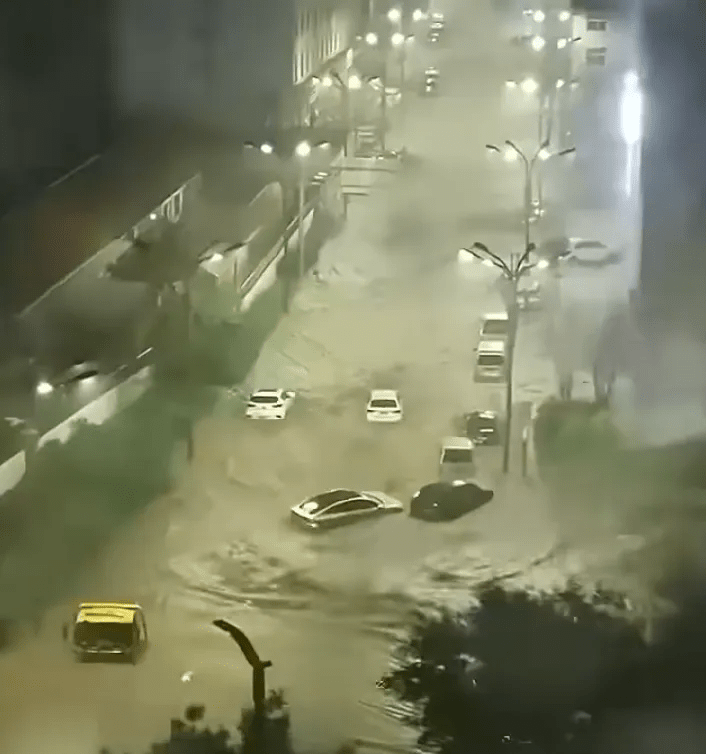 河北寬城強降雨,12日晚,暴雨致車輛被沖走。 河北寬城強降雨,12日晚,暴雨致車輛被沖走。
