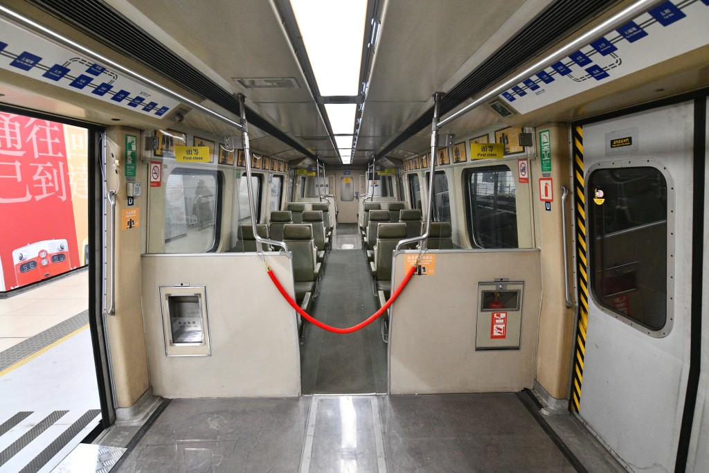 「黃頭」列車頭等車廂內部。盧江球攝