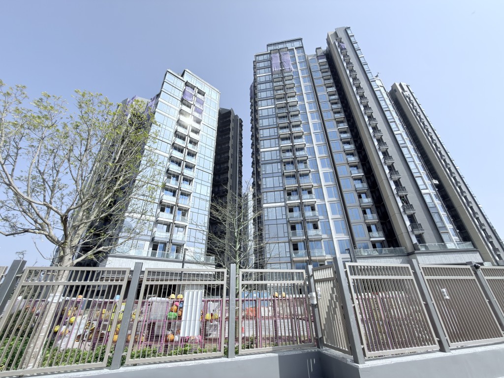 原業主於2025年5月以約508萬元一手買入單位，持貨約10個月，現轉手賬面獲利112.8萬元，單位期內升值約22.2%。