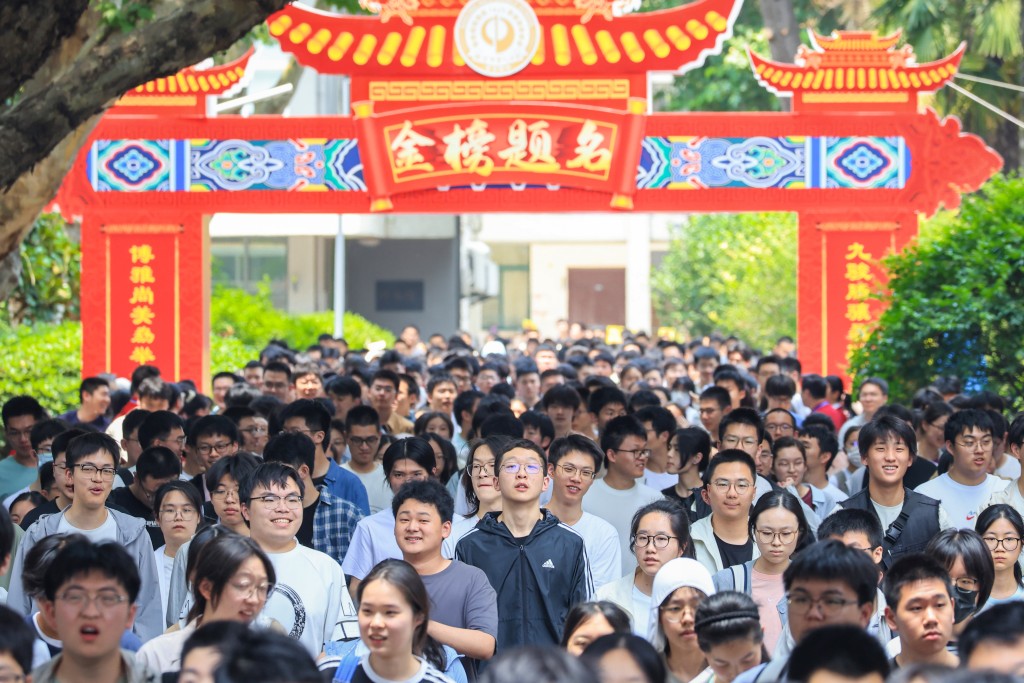 南京市高考生昨日參加完首場考試後走出試場。新華社