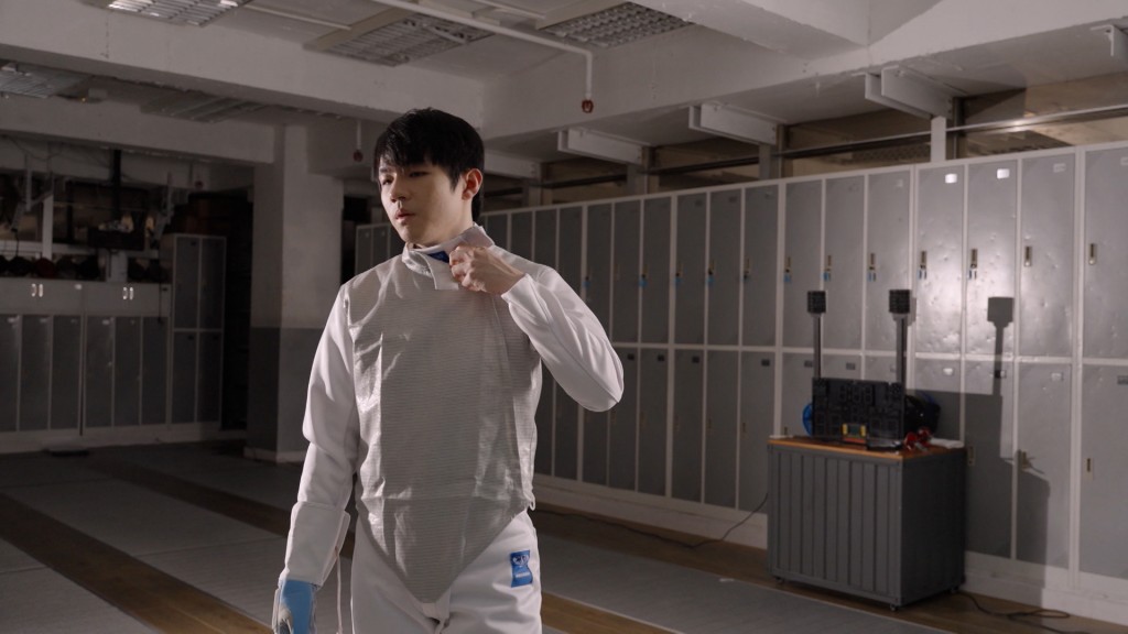 IAN穿起劍擊裝備。 IAN穿起劍擊裝備。