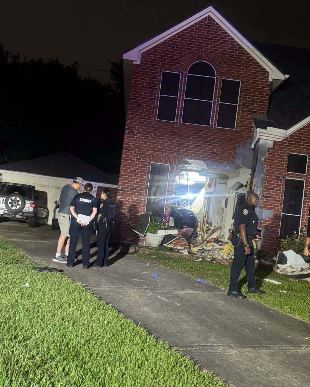 德州警方在车祸现场调查。Harris County Sheriffs 德州警方在车祸现场调查。Harris County Sheriffs