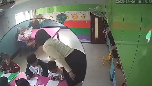有家長表示在閉路電視影片，發現涉案幼兒園教師集體虐待孩童。抖音@遼寧盤錦幼兒園大規模nue童事件