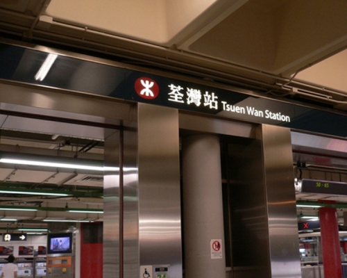 傳荃灣線列車「衝燈」,險釀成意外。資料圖片