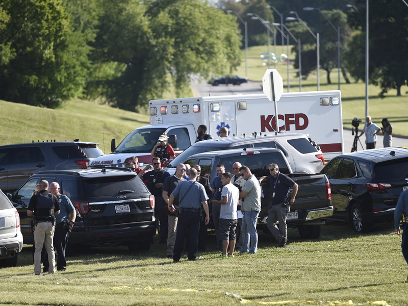 事後大批警員趕到現場。AP 