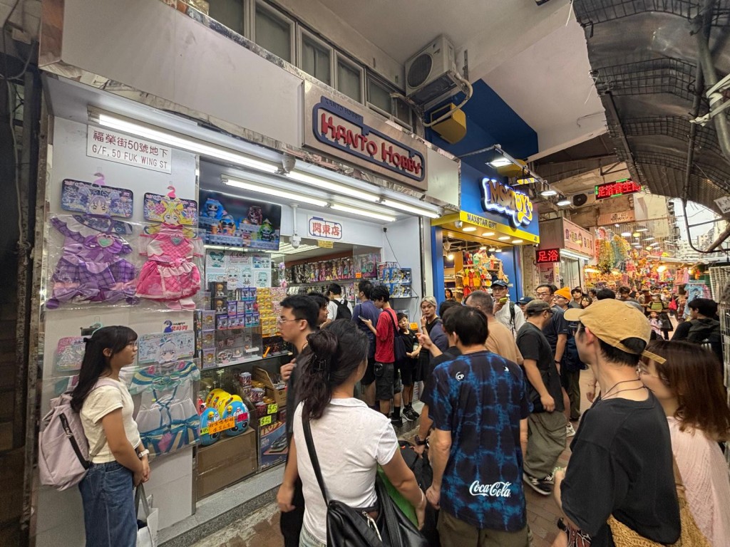 深水埗福榮街一間玩具店排起長長人龍。 深水埗福榮街一間玩具店排起長長人龍。