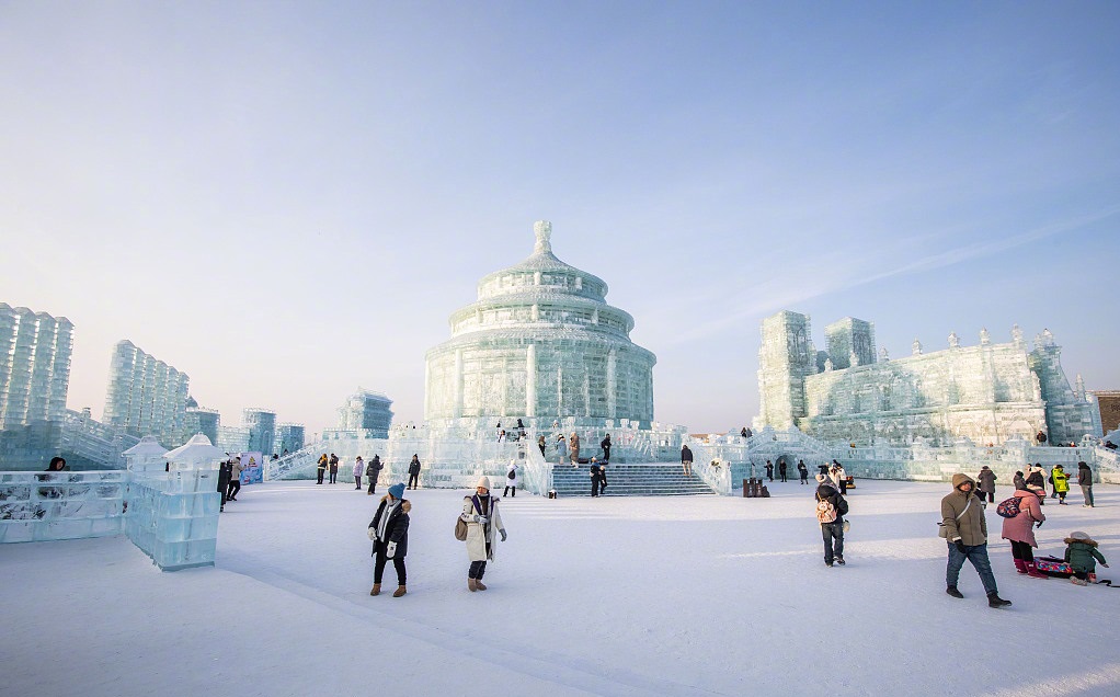 哈爾濱冰雪大世界的大型冰雕最吸引遊客。央視