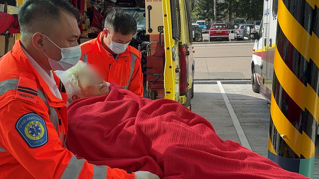 婆婆跌倒受伤送院。