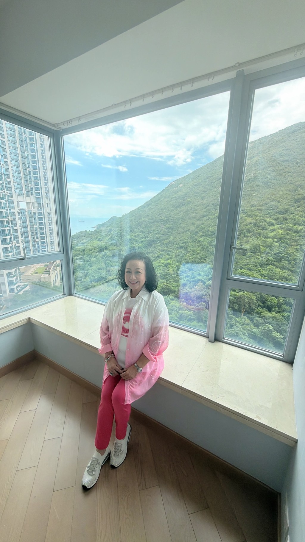 巨型窗戶將戶外山海景致引入室內,採光度十足。 巨型窗戶將戶外山海景致引入室內,採光度十足。