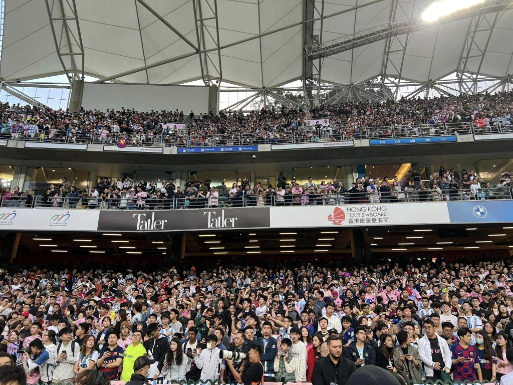 逾萬球迷到大球場觀看操練。楊潤雄facebook圖片