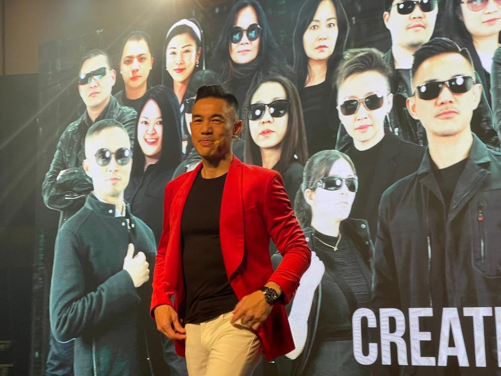 車崇健胞兄車志健Brian Cha是著名企業家兼「激勵演講家」，2020年憑老是常出現的YouTube廣告聲名大噪。