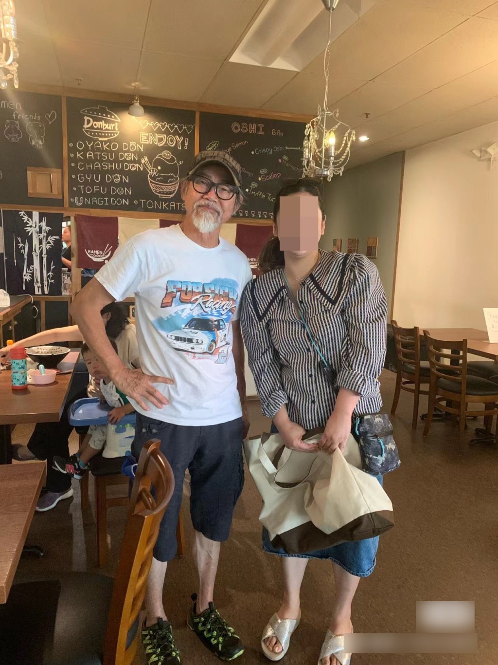 元华去年8月在温哥华凑着孙仔去食日本菜。