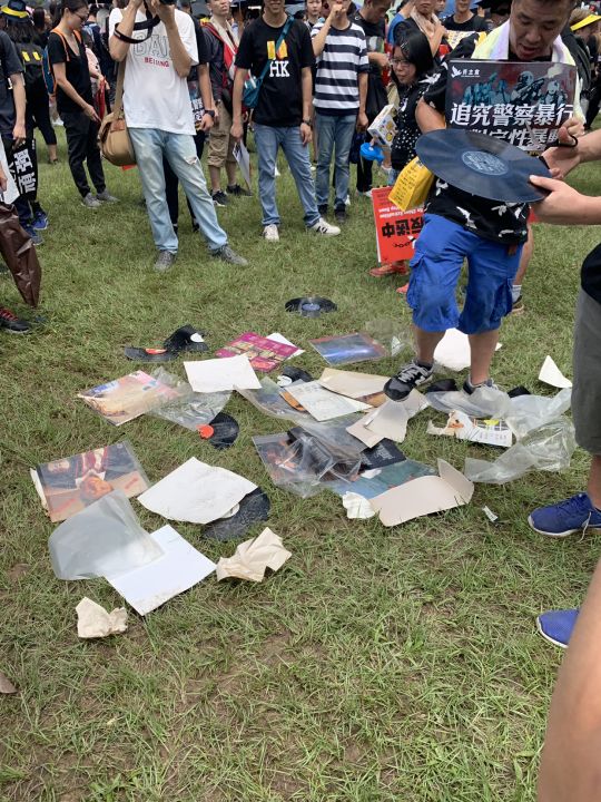 有人今日带同谭咏麟的专辑到维园，并在场破坏。连登讨论区图片