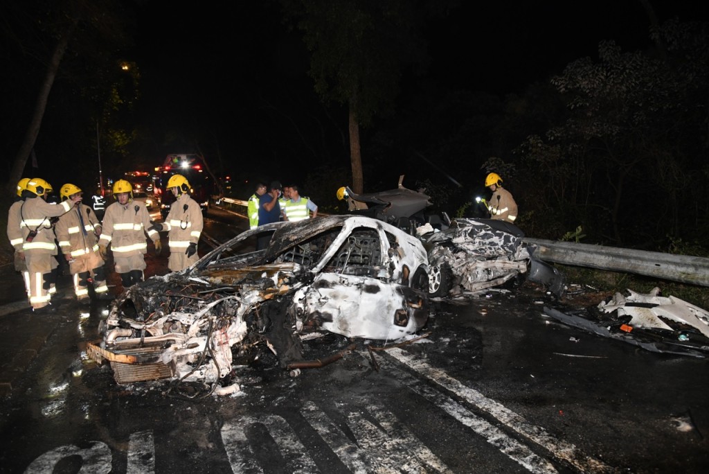 涉事私家车严重焚毁。