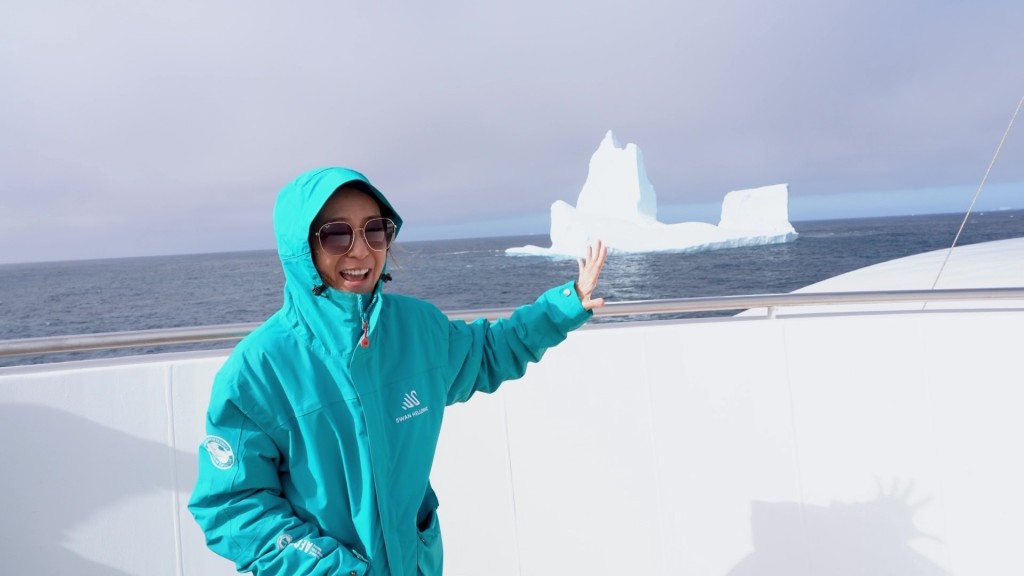 梁芷珮在船上觀看冰川，大呼過癮。