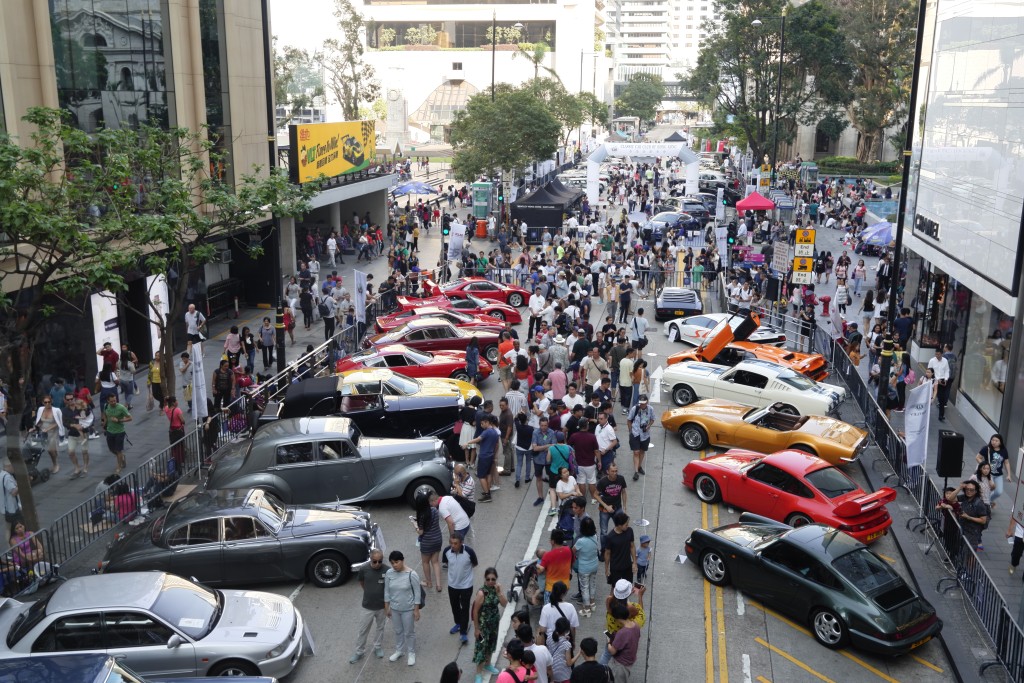 ●每年一度的中環遮打道香港老爺車會展覽,是本地年度車壇盛事,吸引到不少外國、內地及本地古典車迷到場參觀。