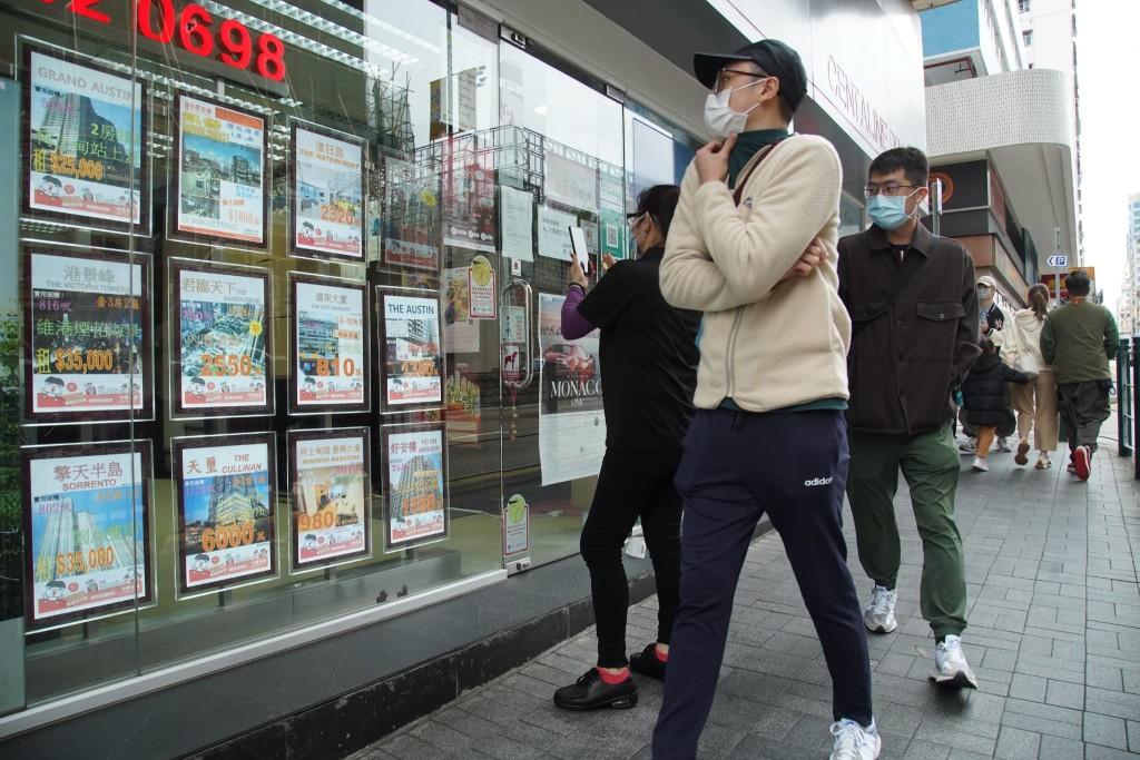 有代理指。曾向律師查詢,地產市場的睇樓活動屬工作地點,於法例上屬豁免群組聚集。