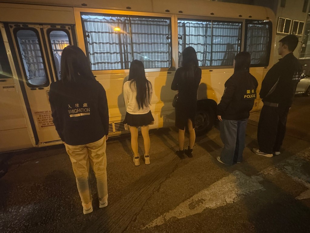 警方在觀塘區拘捕3名年齡介乎41至49歲的內地女子。警方提供 警方在觀塘區拘捕3名年齡介乎41至49歲的內地女子。警方提供