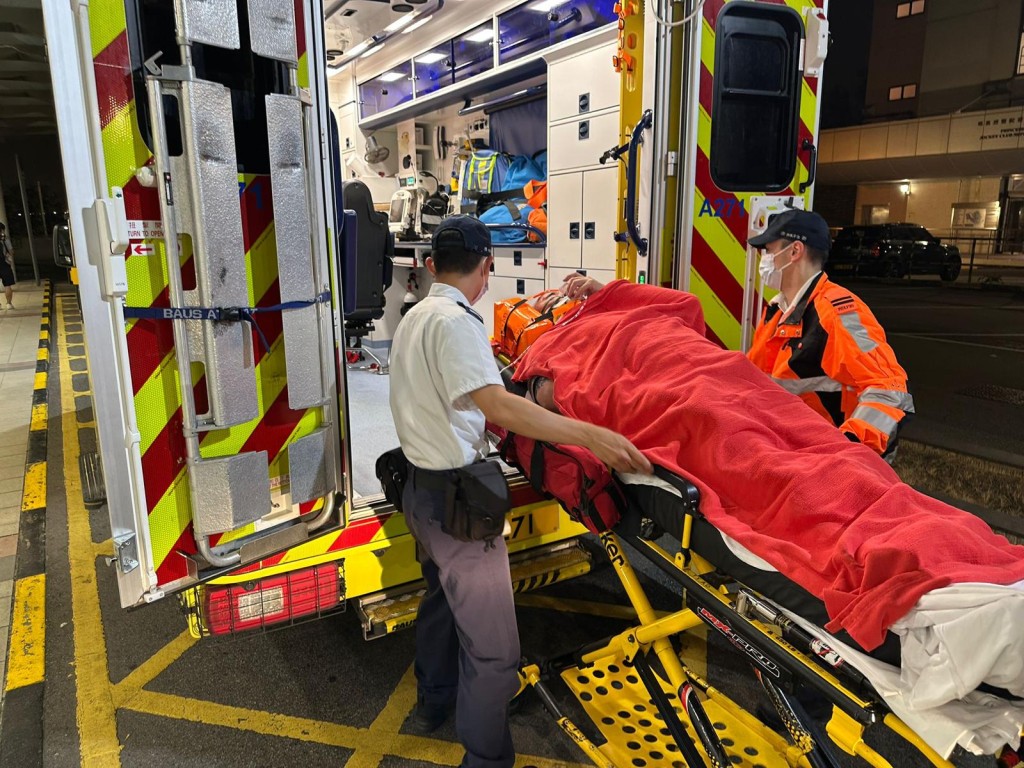 司机恢复意识，送院治理。