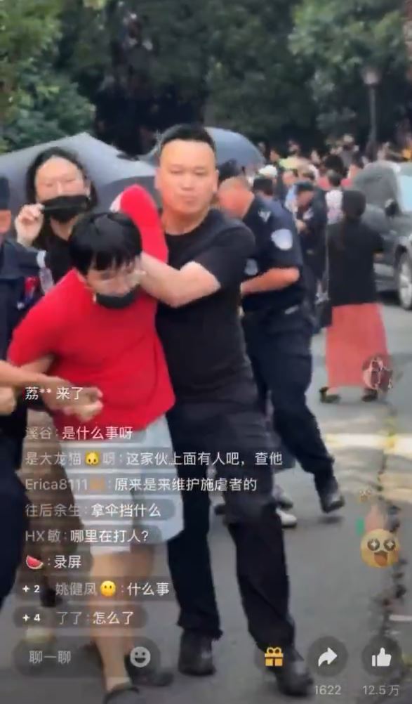 動保人士在「打包哥」家外通宵示威，演變成警民衝突。影片截圖