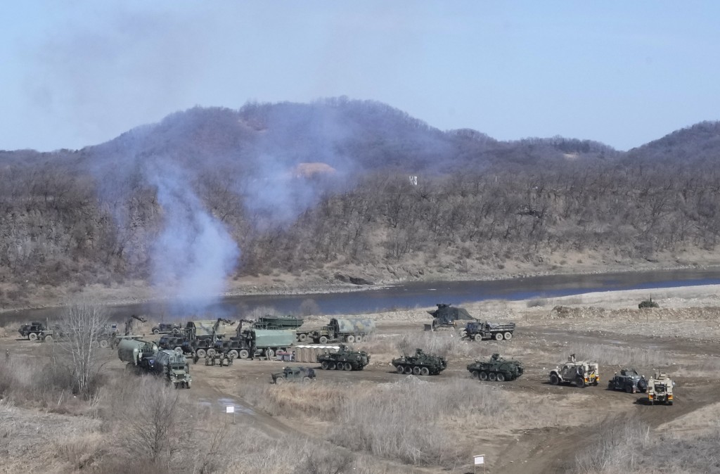 南韩和美国军队周一举行了多年来最大规模的联合军事演习，美国陆军的装甲车准备在靠近朝鲜边境的涟川的一个训练场穿越汉滩江。AP