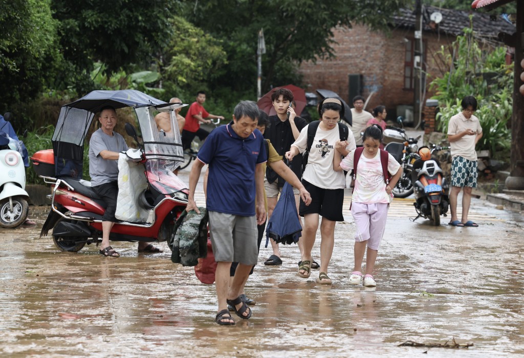 福建莆田連日暴雨致堤壩現缺口，逾百房屋倒塌，亦有人失聯。新華社