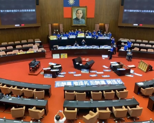 國民黨立委佔領主席台。(網圖)
