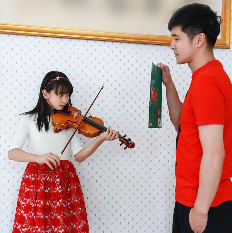 「森碟」田雨橙自小學小提琴。 微博圖