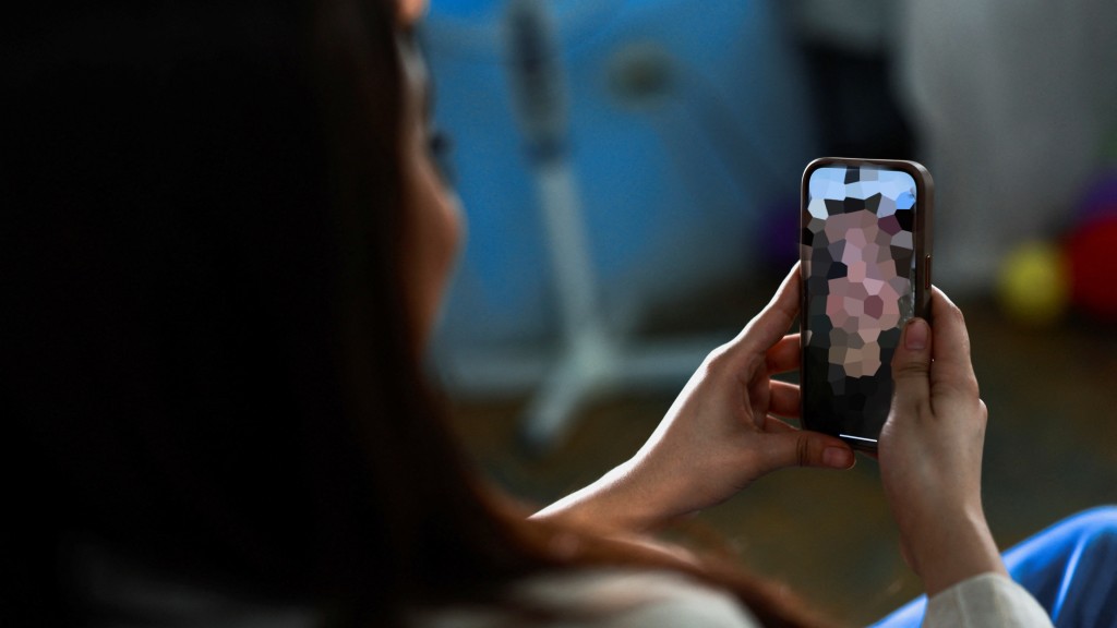 美國女子在家癲癇昏倒，3歲兒冷靜解鎖手機facetime朋友求救。 路透社示意圖