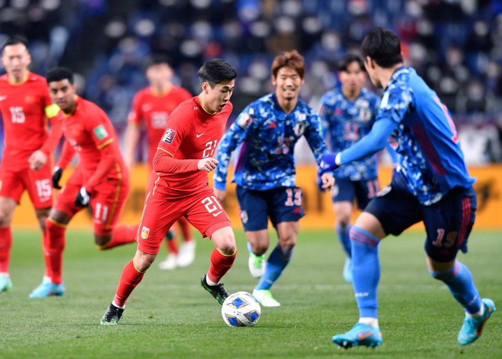 戴偉浚(紅衫)隨國足踢完十二強賽後，大機會加入U23國足以吸取更多國際賽經驗。