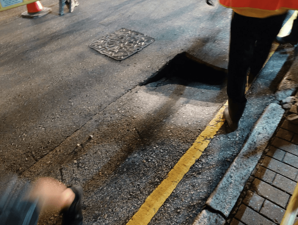 西湾河发生爆水管导致路陷事件。fb「筲箕湾西湾河关注组 」 西湾河发生爆水管导致路陷事件。fb「筲箕湾西湾河关注组 」