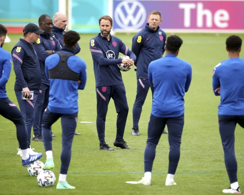 英格兰主帅修夫基(右四)特意为三狮军团安排十二码训练。AP