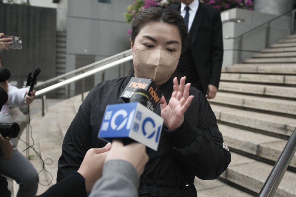 王詩雅在庭外被傳媒追訪。陳浩元攝