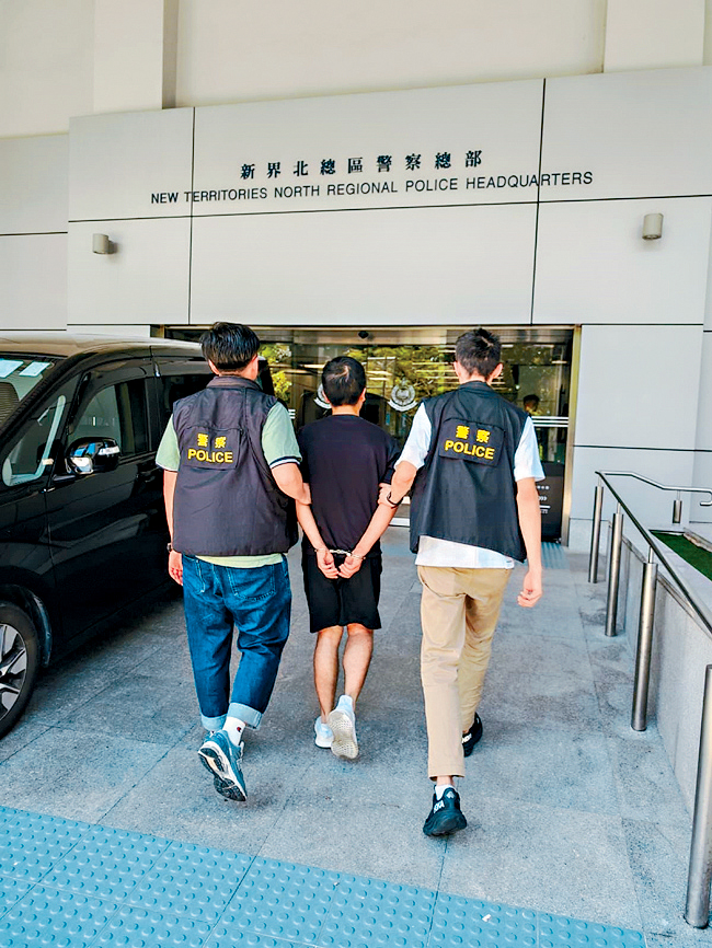 案中被捕疑犯由探員押返警署扣查。