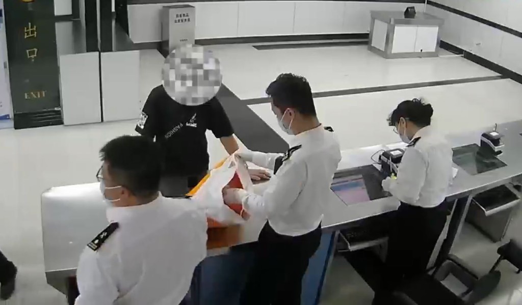 羅湖口岸有男子企圖走私2.5公斤魚翅入境被發現。海關發布