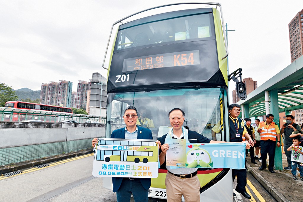 港鐵旗下首輛電動巴士已完成一系列測試及審批，昨日正式投入服務。