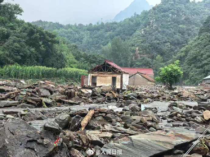 河北灤平暴雨引發山泥傾瀉,已造成8人死亡,4人仍然失蹤。人民日報 河北灤平暴雨引發山泥傾瀉,已造成8人死亡,4人仍然失蹤。人民日報