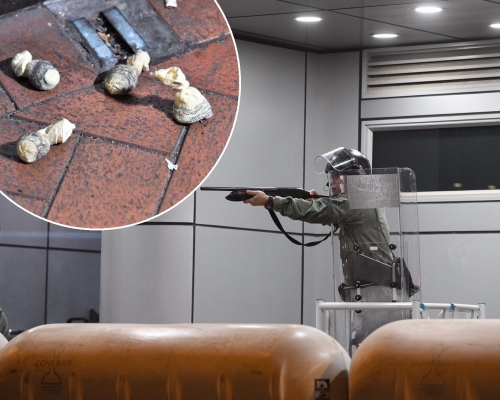 警發射布袋彈驅散示威者。