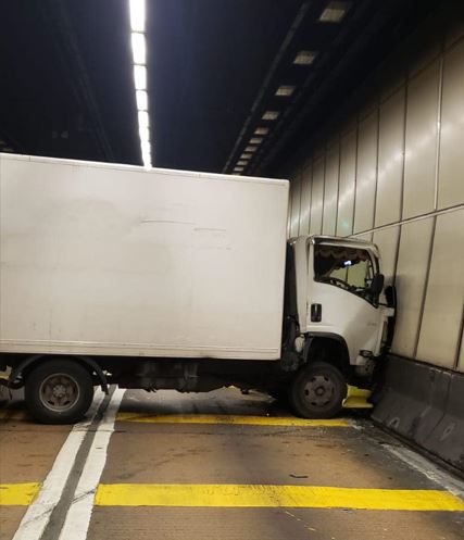 貨車撞向隧道牆壁。fb馬路的事 (即時交通資訊台)Bosco Chu圖片