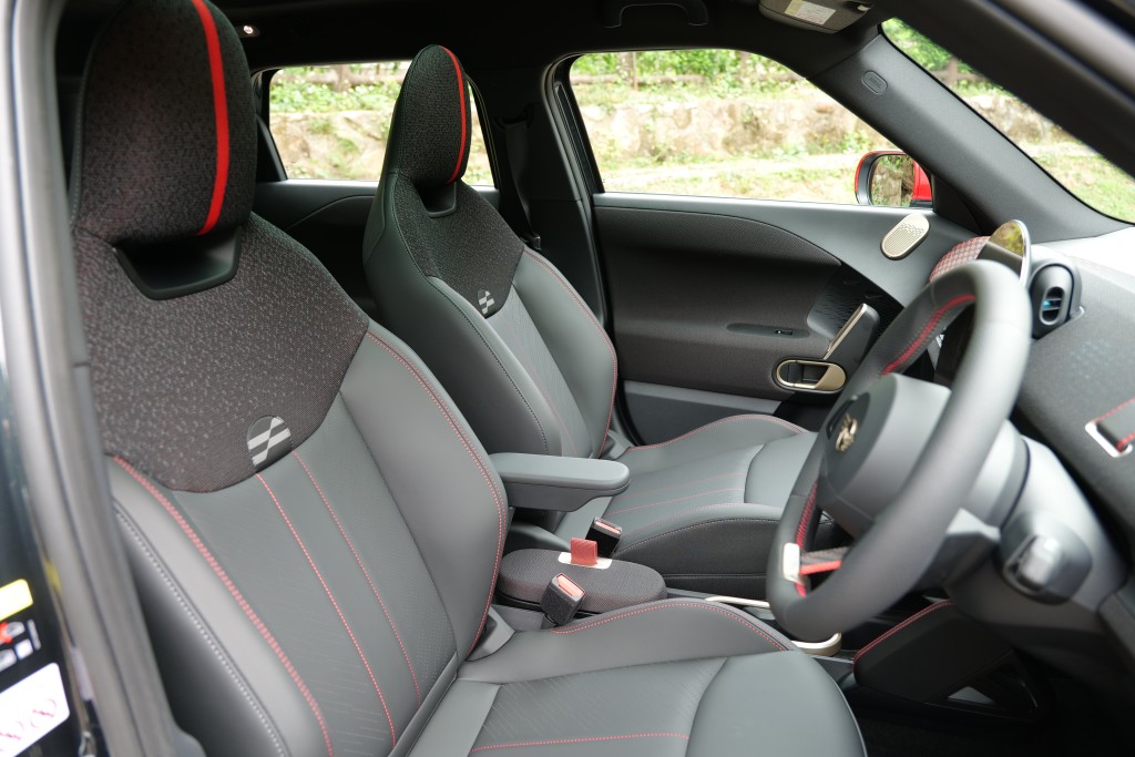 MINI JCW Aceman E (J05)性能版SUV前排換上電控桶椅，駕駛席內置按摩功能。