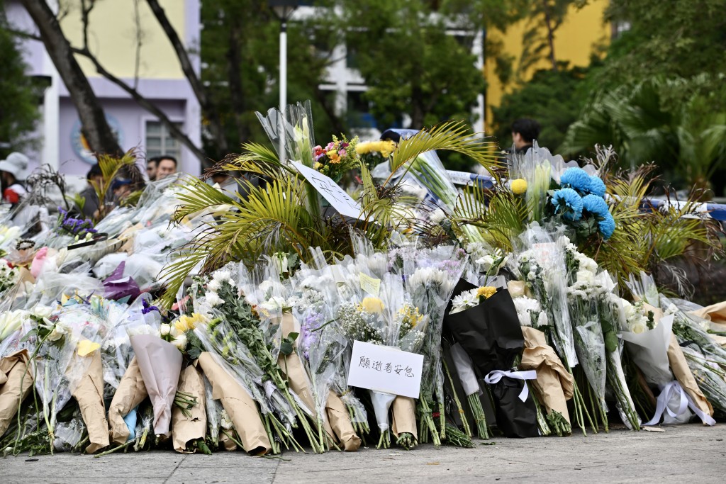 連日來大批市民到事發現場附近悼念獻花。